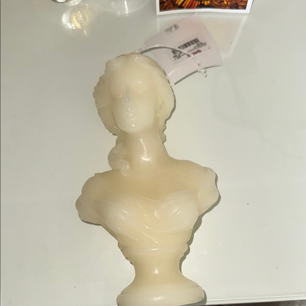 Elegant Cream Sculpture